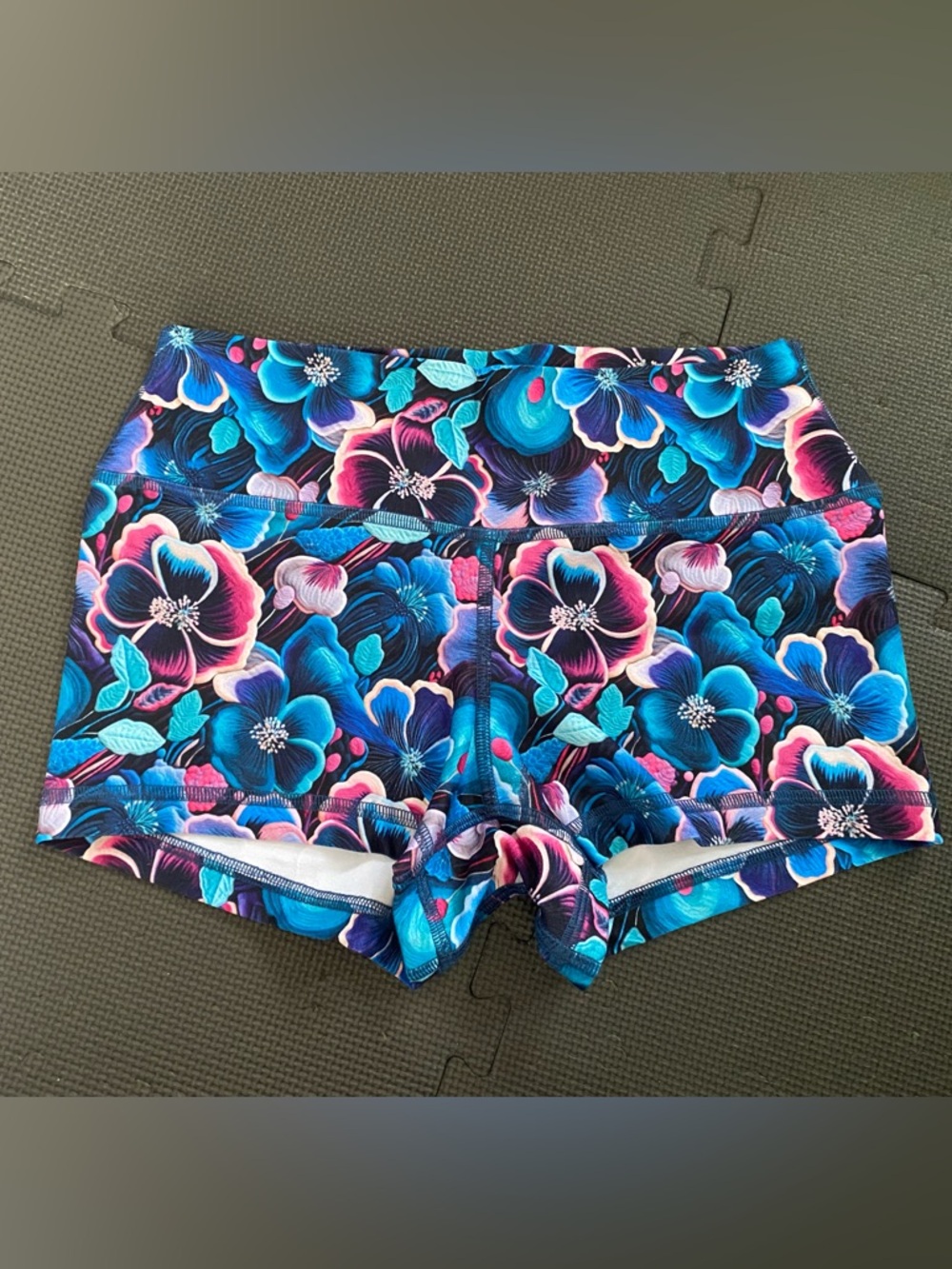 Rok the Box 2.5” shorts, M